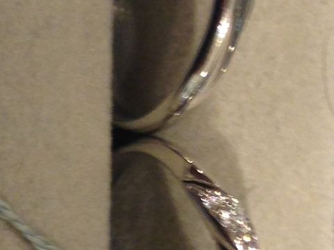 【Something Blue(サムシングブルー)の口コミ】 ゆるく湾曲した指輪で着けてみると、違和感が全くなく指がきれいに見えま…