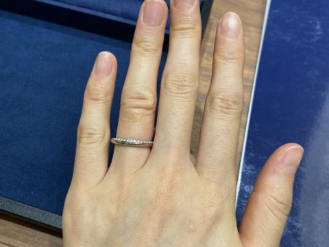 【4℃ BRIDAL(ヨンドシーブライダル)の口コミ】 他とあまり被らないデザインに惹かれました。ダイヤの埋め込まれた位置が…