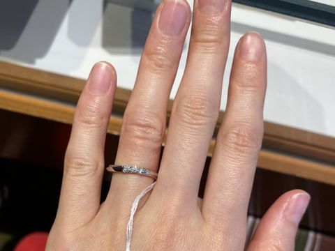 【銀座ダイヤモンドシライシの口コミ】 婚約指輪をこちらでいただいたので、結婚指輪も見ました。同じ店舗なので…
