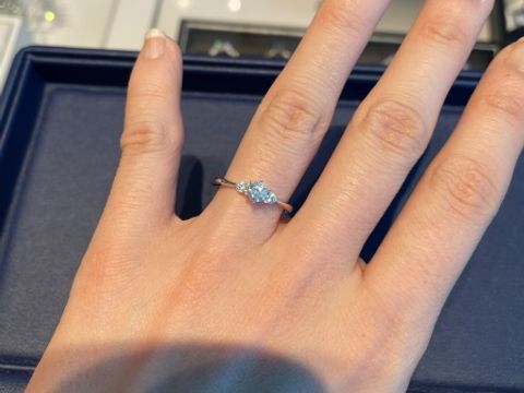 【銀座ダイヤモンドシライシの口コミ】 ストレートタイプで、3つのダイヤのバランスが素晴らしくとても素敵でした…