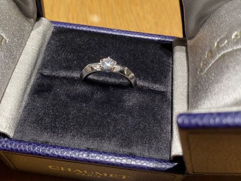 【ショーメ(CHAUMET)の口コミ】 シンプルですが、他の人と被らなさそうなデザインが決め手でした。
私の手…