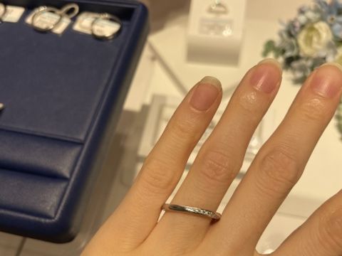 【銀座ダイヤモンドシライシの口コミ】 私たちはストレートタイプの、あまり細すぎない、斜めにデザインが入って…