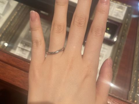 【ケイウノ ブライダル(K.UNO BRIDAL)の口コミ】 ななめに傾けるとハートの形が浮かび上がる、可愛らしいデザインがポイン…