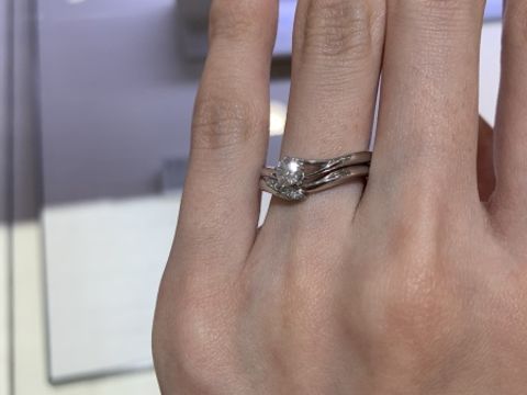 【俄(にわか)の口コミ】 結婚指輪と婚約指輪を重ねてつけられるように考えられているため、重ね付…