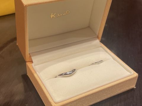 【ケイウノ ブライダル(K.UNO BRIDAL)の口コミ】 指が細めなので、細い指輪を探していました。
v字なので指が長く見える効…