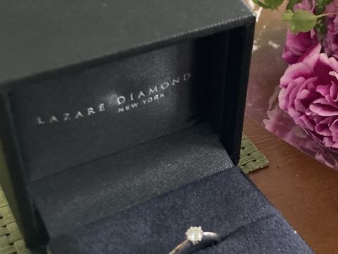 【ラザール ダイヤモンド(LAZARE DIAMOND)の口コミ】 シンプルだけど一粒のダイヤモンドが華やかな煌めきを放っていて、一目惚…