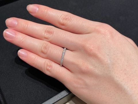 【ティファニー(Tiffany & Co.)の口コミ】 小粒のダイヤモンドが控えめながらとても華やかで綺麗でした。
ハーフエタ…