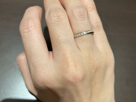 【TANZO.(鍛造指輪)の口コミ】 弱めのS字リングなので、ぱっと見はあまりカーブを感じません。が、自然に…