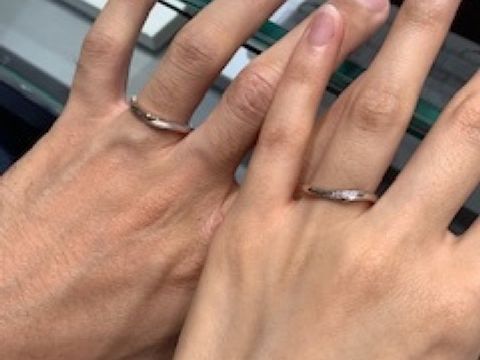 【アイプリモ(I-PRIMO)の口コミ】 セットデザインで男女同じ形で、コンビネーションです。私がイエベでシル…