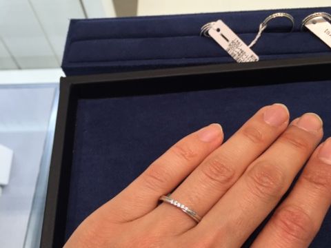 【4℃ BRIDAL(ヨンドシーブライダル)の口コミ】 ダイアモンドが5石ついており、地金は、プラチナでクロスしたデザインがと…