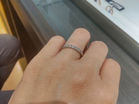 【MIKIMOTO(ミキモト)の口コミ】 「DGR-01367」プラチナのハーフエタニティリングです。
厚みがしっかりと…