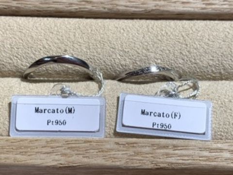 【ith(イズ)の口コミ】 ウェーブ形でダイヤが入っている物を探していたところ、Marcatoという種類…