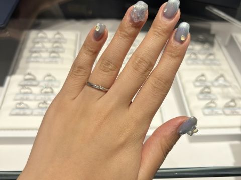 【銀座ダイヤモンドシライシの口コミ】 手が華奢ではなくて指も太く短めなので、太めのデザインの指輪が好みでし…