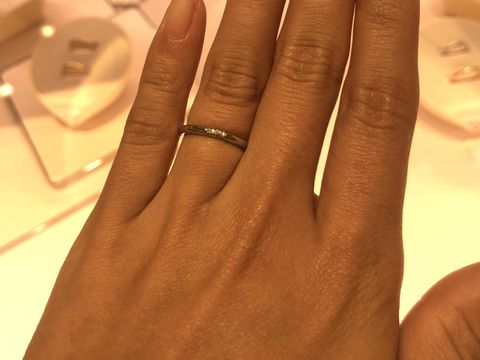 【ティファニー(Tiffany & Co.)の口コミ】 中央にダイヤが三石ついていて、シンプルながら可愛さもあると感じました…