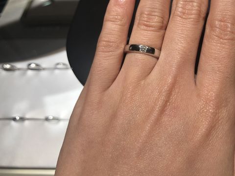 【ヴァン クリーフ＆アーペル(Van Cleef & Arpels)の口コミ】 指輪の中央に、ダイヤが一石付いている指輪です。
幅は、女性がつける指輪…