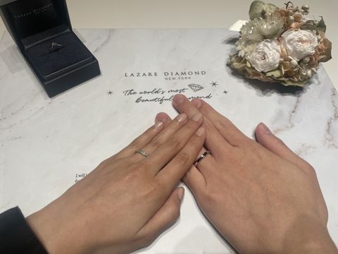 【ラザール ダイヤモンド(LAZARE DIAMOND)の口コミ】 男女ペアのものでV字のデザインを探していました。ダイヤの入ったキラキラ…