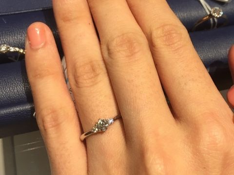 【銀座ダイヤモンドシライシの口コミ】 デザインが日本人の手の形に合うように綿密に計算されており、斜めのフォ…