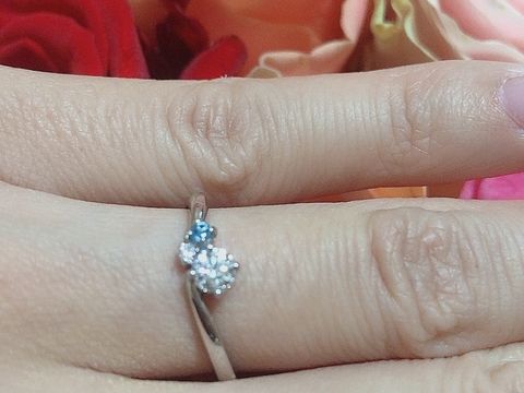 【Only You(オンリーユー)の口コミ】 水色が大好きでダイヤの横にアクアマリンが付いていて
私の好みだったので…