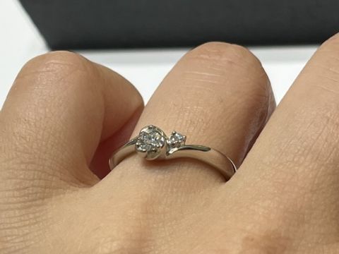 【4℃ BRIDAL(ヨンドシーブライダル)の口コミ】 女性らしい、シンプルで可愛いデザインが多いです。
様々なコンセプトのも…