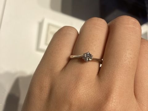 【銀座ダイヤモンドシライシの口コミ】 ビビッと来たデザインで、一目惚れでした。いろんな指輪を試着しましたが…