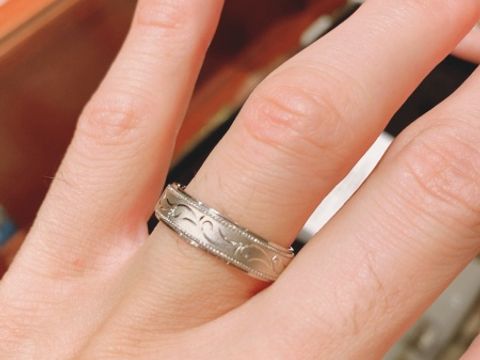 【ケイウノ ブライダル(K.UNO BRIDAL)の口コミ】 良い意味での重々しさがある。品格もある。唐草模様が優美でもある。そし…