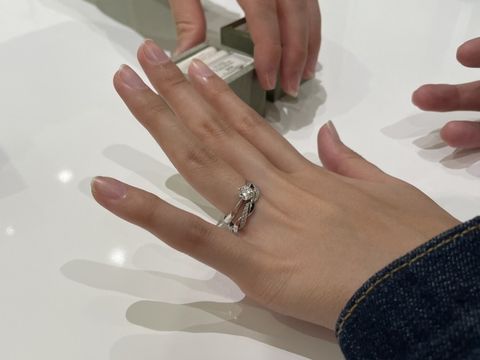 【LAPAGE(ラパージュ)の口コミ】 見せていただいた中に何種類かのデザインの指輪がありました。試着した指…