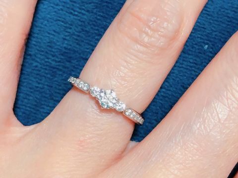 【GALA JEWELRY(ガラジュエリー)の口コミ】 この指輪を選んだ理由ですが、メレダイヤなので関節が目立つ指でも華やか…
