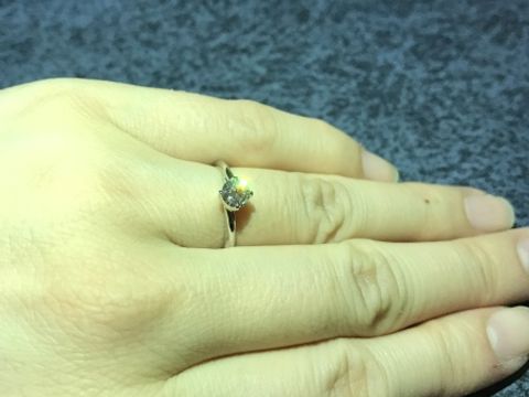 【銀座ダイヤモンドシライシの口コミ】 細身の指輪で、ダイヤモンドを横からも眺められるデザインを探していて、…