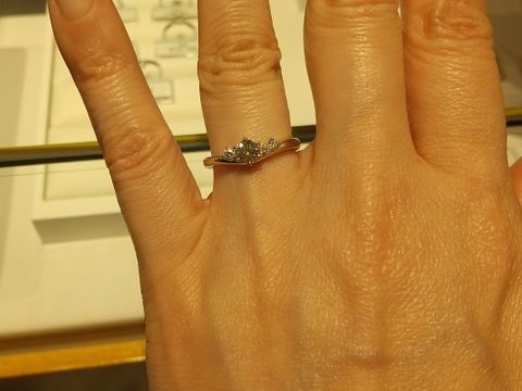 【銀座ダイヤモンドシライシの口コミ】 結局別のお店で購入しましたが、最後までこちらとで迷い続けました。
やは…