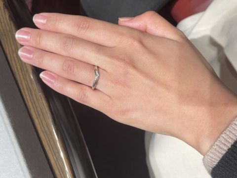 【ケイウノ ブライダル(K.UNO BRIDAL)の口コミ】 婚約指輪と重ね付けできるように、しっかりと形を考えてデザインをしてく…
