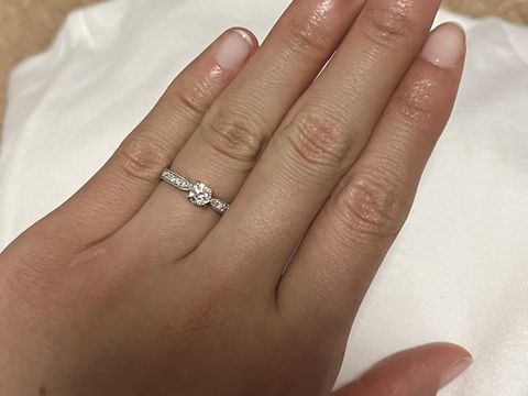 【garden ORIGINAL(ガーデンオリジナル)の口コミ】 ダイヤが引き立つように、枠がキュッと絞られたデザインになっており、ミ…