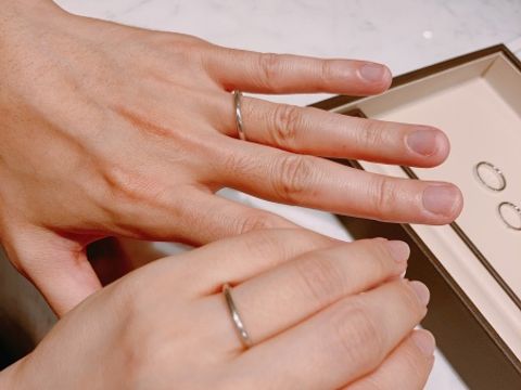 【AHKAH(アーカー)の口コミ】 シンプルで変わったデザインのリングです。ダイヤが指輪の表面ではなく側…