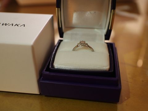 【俄(にわか)の口コミ】 細身のリングに3つぶのダイアがあしらわれています。正面から見ても横から…