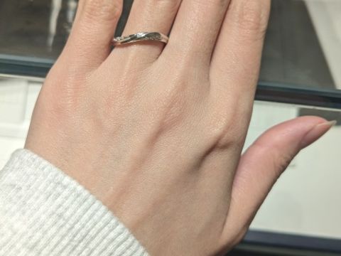 【銀座ダイヤモンドシライシの口コミ】 デザインは種類が豊富にありました。ウェーブで控えめにダイヤがついてい…
