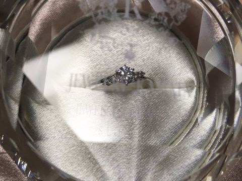 【JEWELRY  KAMATA(ジュエリーかまた)の口コミ】 何種類も指輪を見せてもらってどれも良くすごく悩みましたが、シンプルで…
