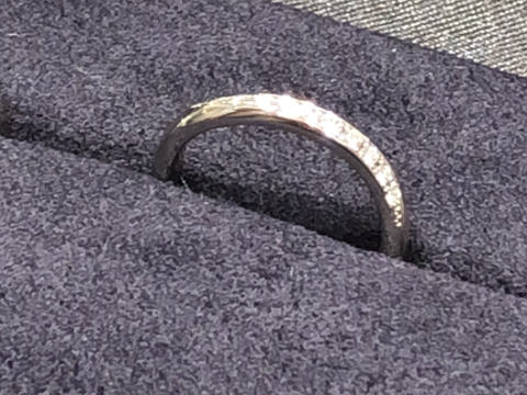 【ラザール ダイヤモンド(LAZARE DIAMOND)の口コミ】 ウェーブタイプで探しており、なかなか男女ともにしっくりデザインが見つ…