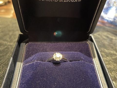 【銀座ダイヤモンドシライシの口コミ】 中心のダイヤモンドの周りに小さなダイヤモンドが囲ってあるデザインです…