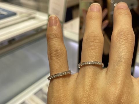 【4℃ BRIDAL(ヨンドシーブライダル)の口コミ】 エタニティリングを探しており、色々見せていただきました。プラチナやゴ…
