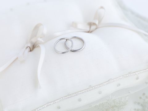 【山陰と旅する指輪の口コミ】 シンプルなデザインで、ストーンが斜めに入っていて一目見てこういうデザ…