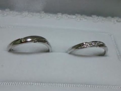【宝寿堂(ほうじゅどう)の口コミ】 婚約指輪に合わせて重ね付け出来るようにS字ラインのものを探していました…