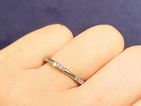 【ENUOVE(イノーヴェ)の口コミ】 小さなダイヤモンドがぎゅっと３粒ずつ並んだ、シンプルだけどあまりない…