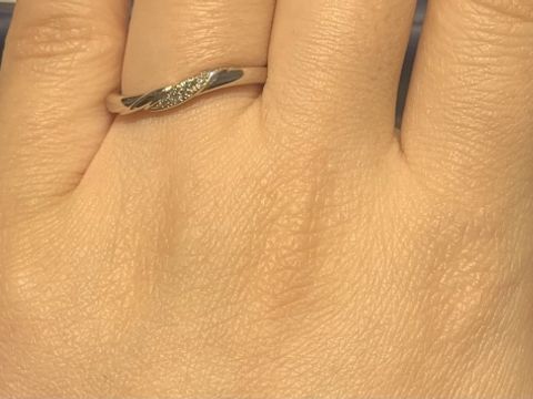 【銀座ダイヤモンドシライシの口コミ】 デザインがありそうでない、他と違う流れるようなデザインでかわいく控え…