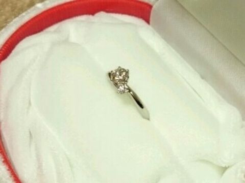 【WATANABE / 卸商社直営　渡辺の口コミ】 真ん中のダイヤの脇に小さいメレダイヤが入ったデザインを探しており、WAT…