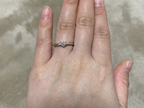 【銀座ダイヤモンドシライシの口コミ】 ダイヤの隣にもう一つついてて、S字がすごくかわいいです。ぎらぎらしてな…