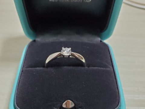 【ティファニー(Tiffany & Co.)の口コミ】 伝統のある形ながら、普段使いもできるデザインを選びました。ダイヤの大…