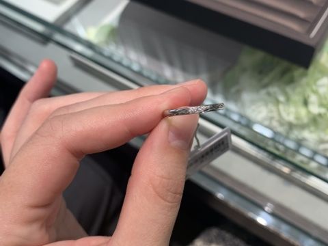 【アイプリモ(I-PRIMO)の口コミ】 指輪のデザイン:ウェーブ系でダイヤモンド3つついていてよかったです。デ…