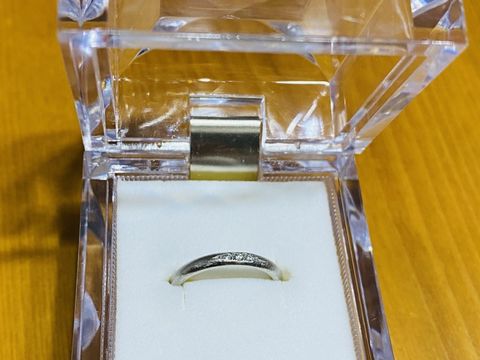 【銀座ダイヤモンドシライシの口コミ】 ストーンがライン上に施されており、付けた時に少しキラッと輝く感じがシ…