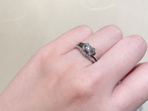 【カルティエ(Cartier)の口コミ】 リボンのようなで存在感がありとにかく可愛い…！そして重ね付けし…