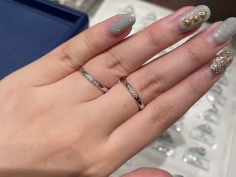 【銀座ダイヤモンドシライシの口コミ】 指輪の素材はプラチナです。ダイヤモンドが5石と3石で選べます。値段もそ…