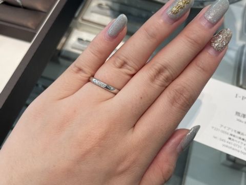 【アイプリモ(I-PRIMO)の口コミ】 プラチナの素材で、ストレートな形です。ダイヤモンドが横並びにあしらわ…